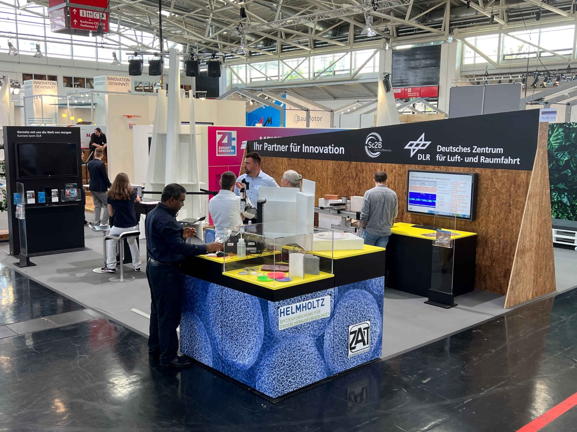 DLR-Gemeinschaftsstand „Digital Base Camp“ auf der Internationalen Handwerksmesse 2022 in München.