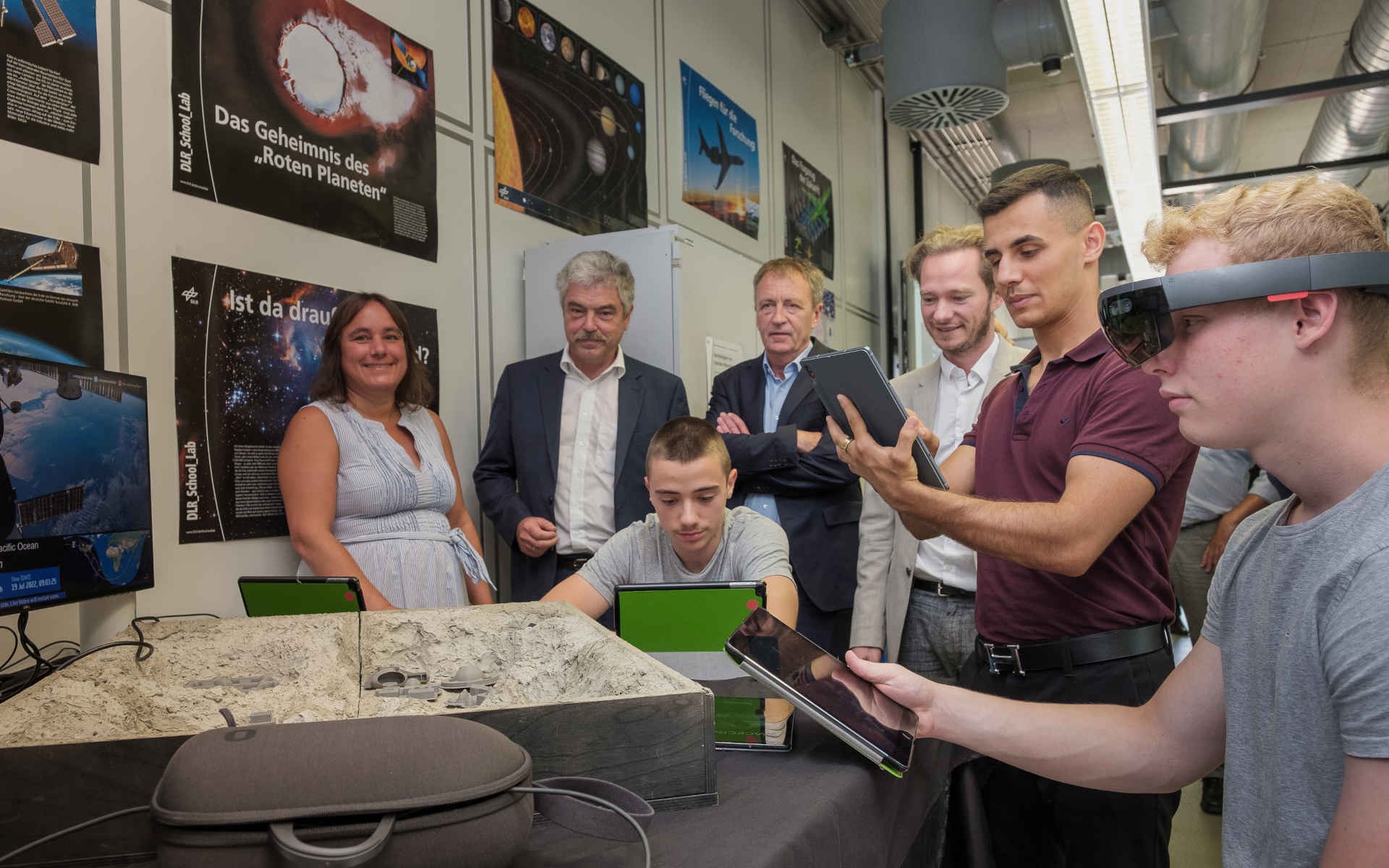 An dieser Station probieren Schüler die ISS-Simulation aus.