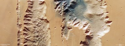 Senkrechte Draufsicht auf Ius und Tithonium Chasma