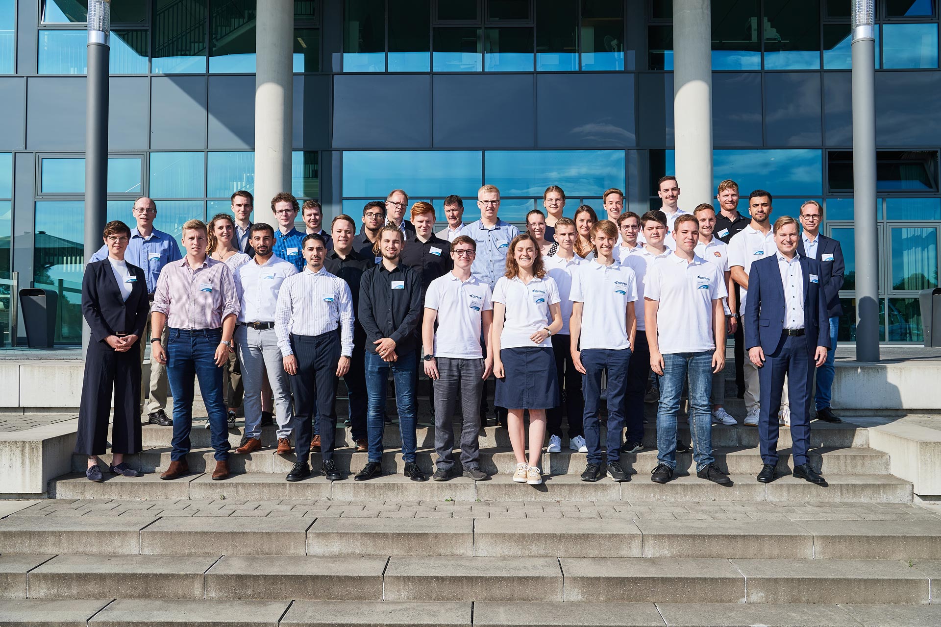 Jury und Studierendenteams der DLR Design Challenge 2022