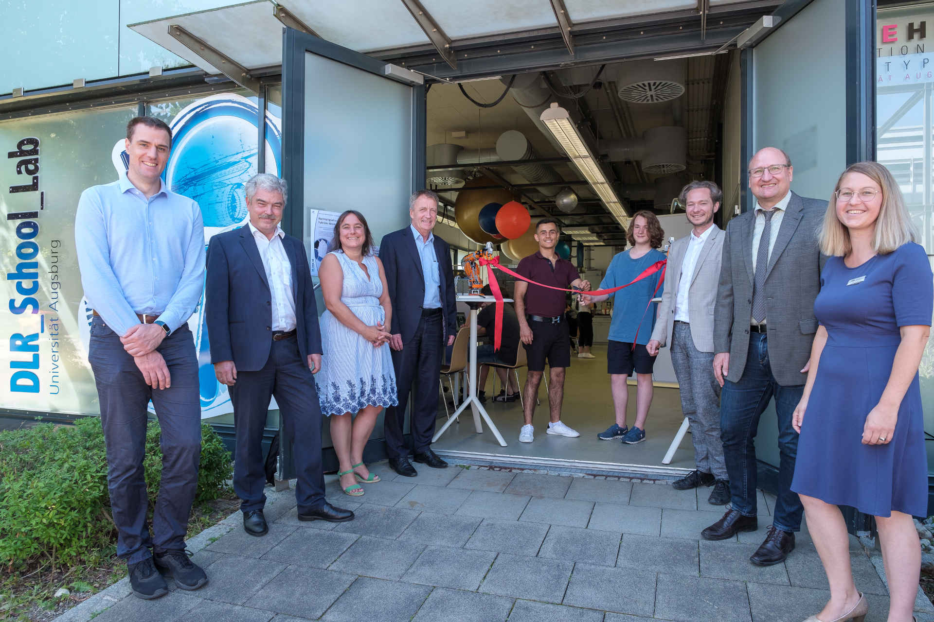 Gruppenfoto zur Eröffnung des DLR_School_Lab Universität Augsburg