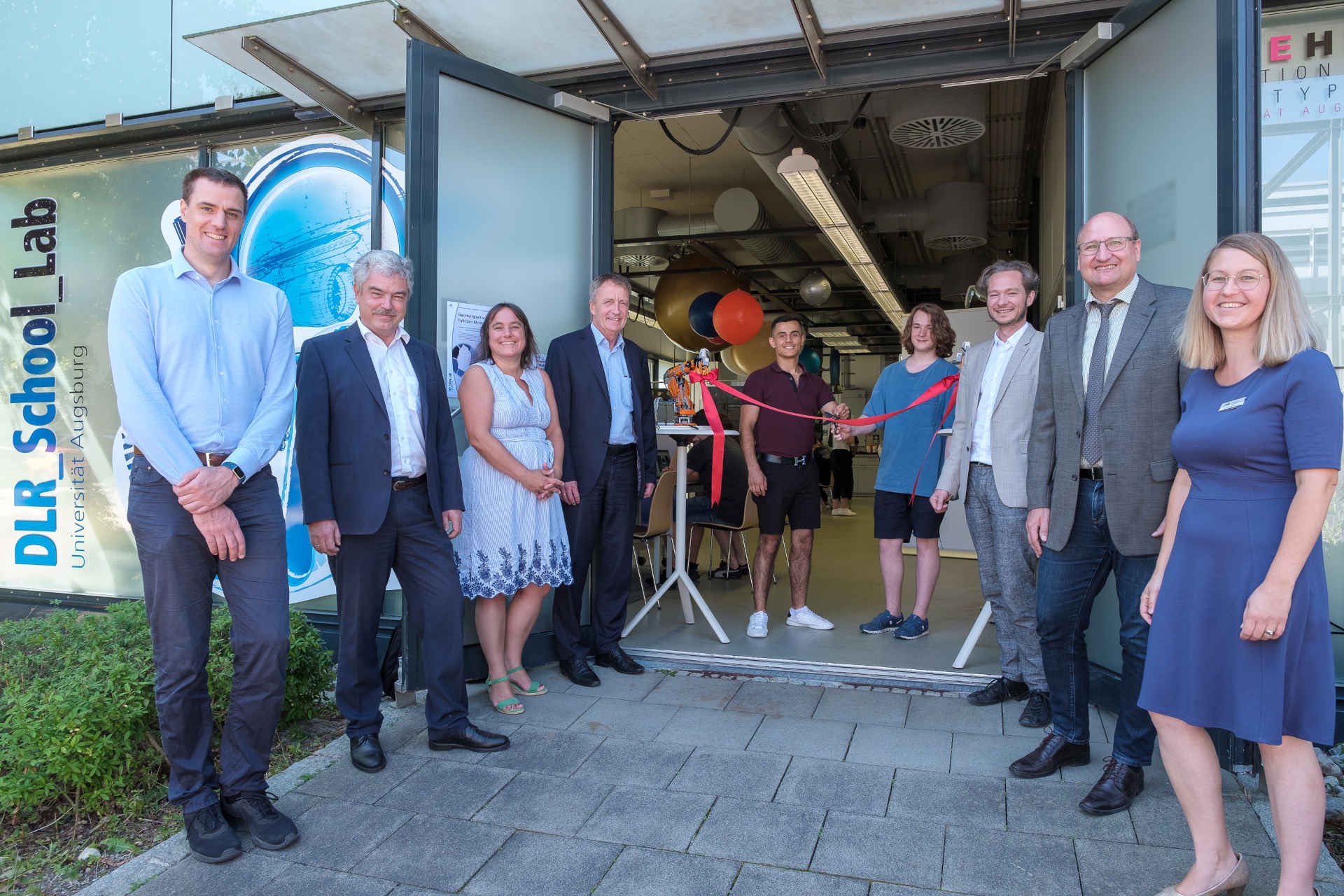 Gruppenfoto zur Eröffnung des DLR_School_Lab Universität Augsburg