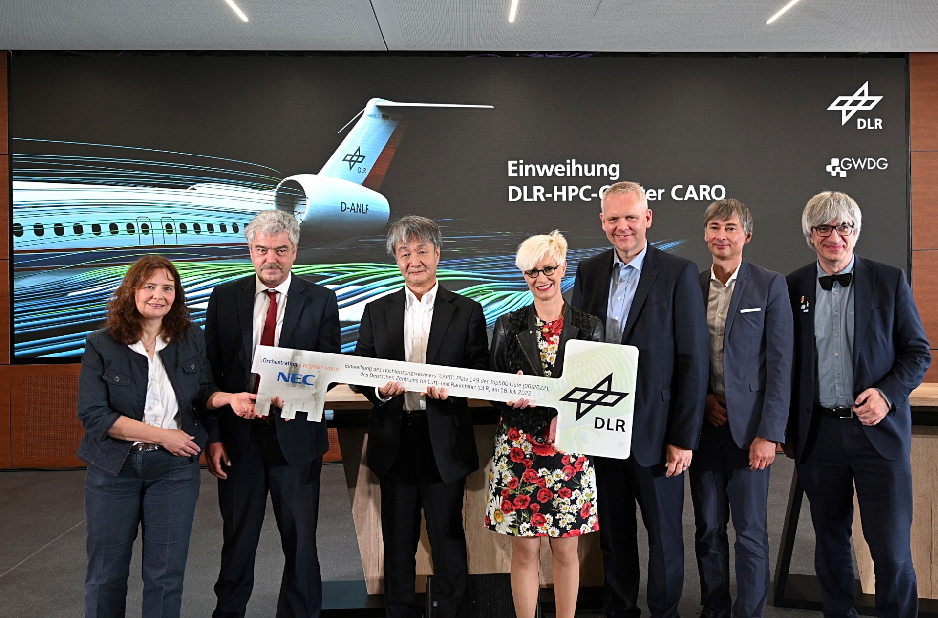 Symbolische Schlüsselübergabe