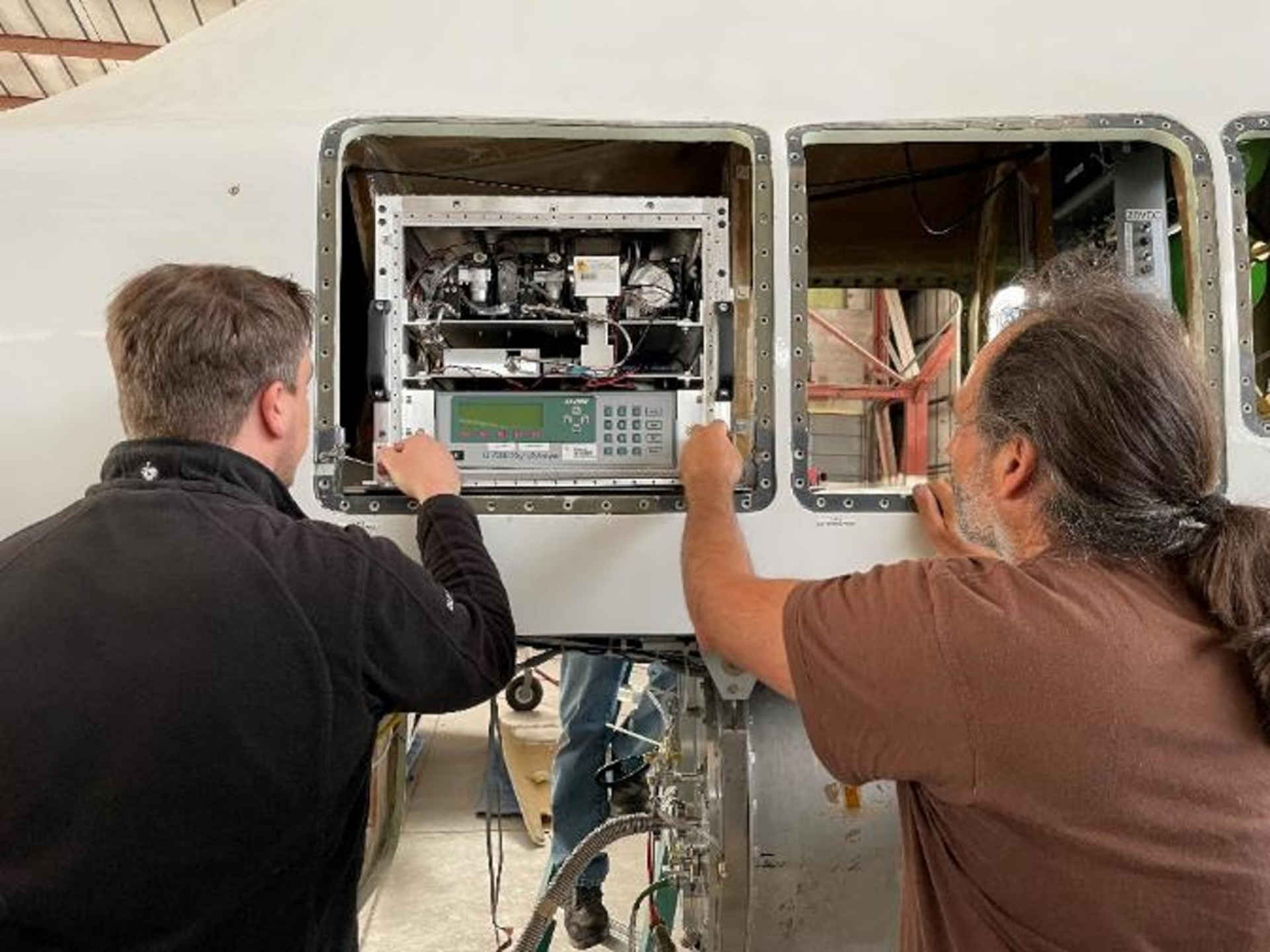 Wissenschaftler des DLR-Instituts für Physik der Atmosphäre bauen Instrumente in die EGRETT ein