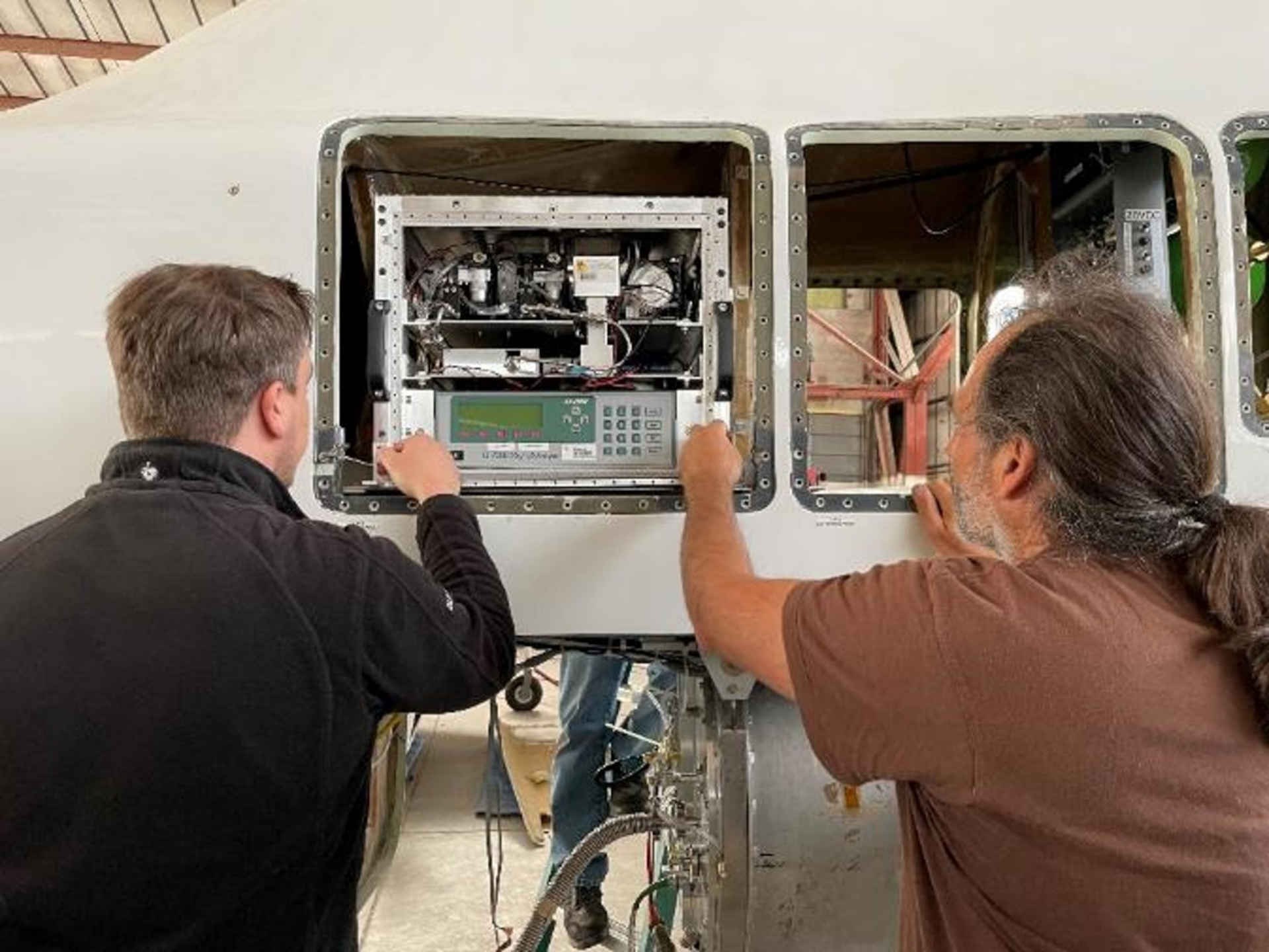 Wissenschaftler des DLR-Instituts für Physik der Atmosphäre bauen Instrumente in die EGRETT ein