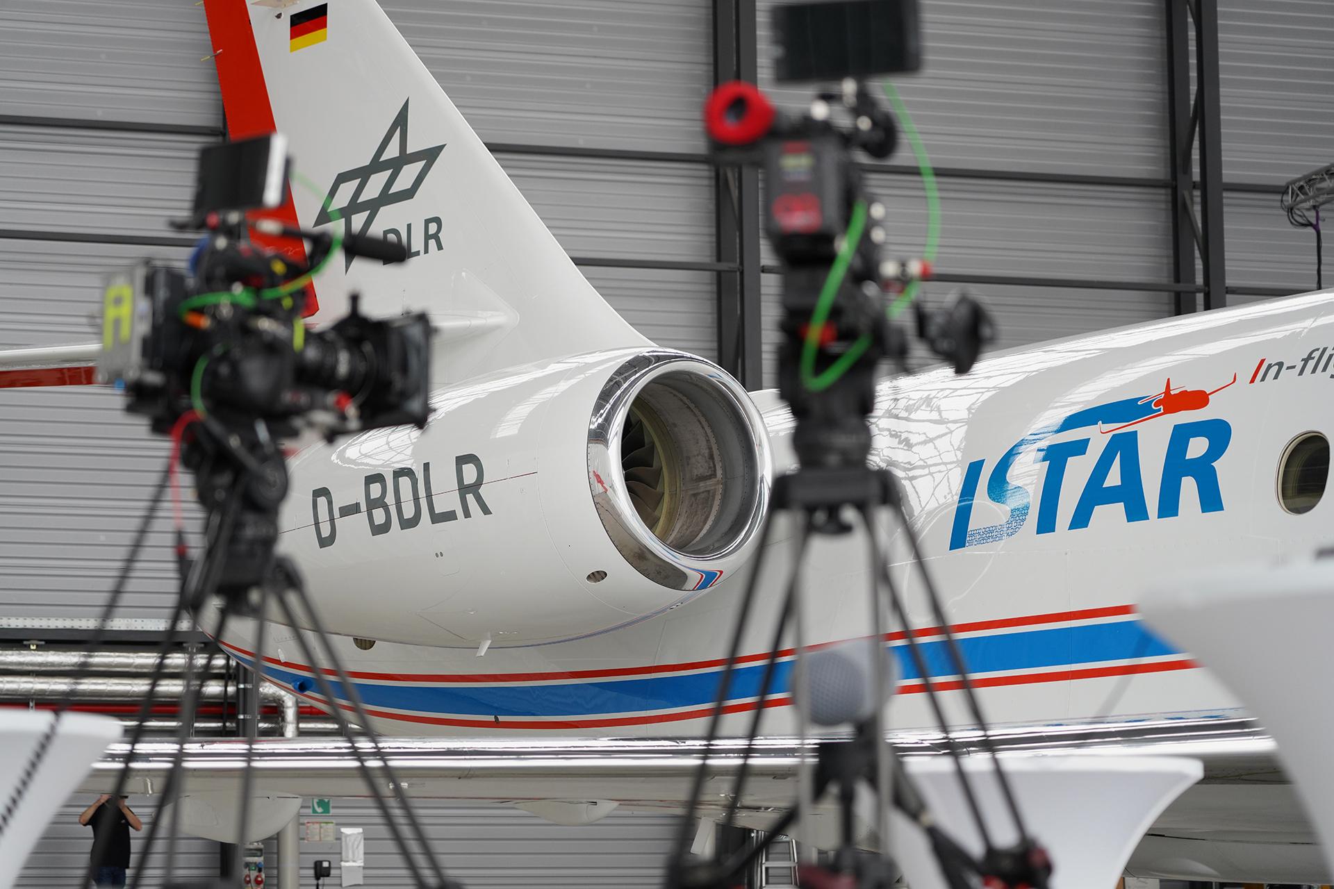 ISTAR vor dem Hangar