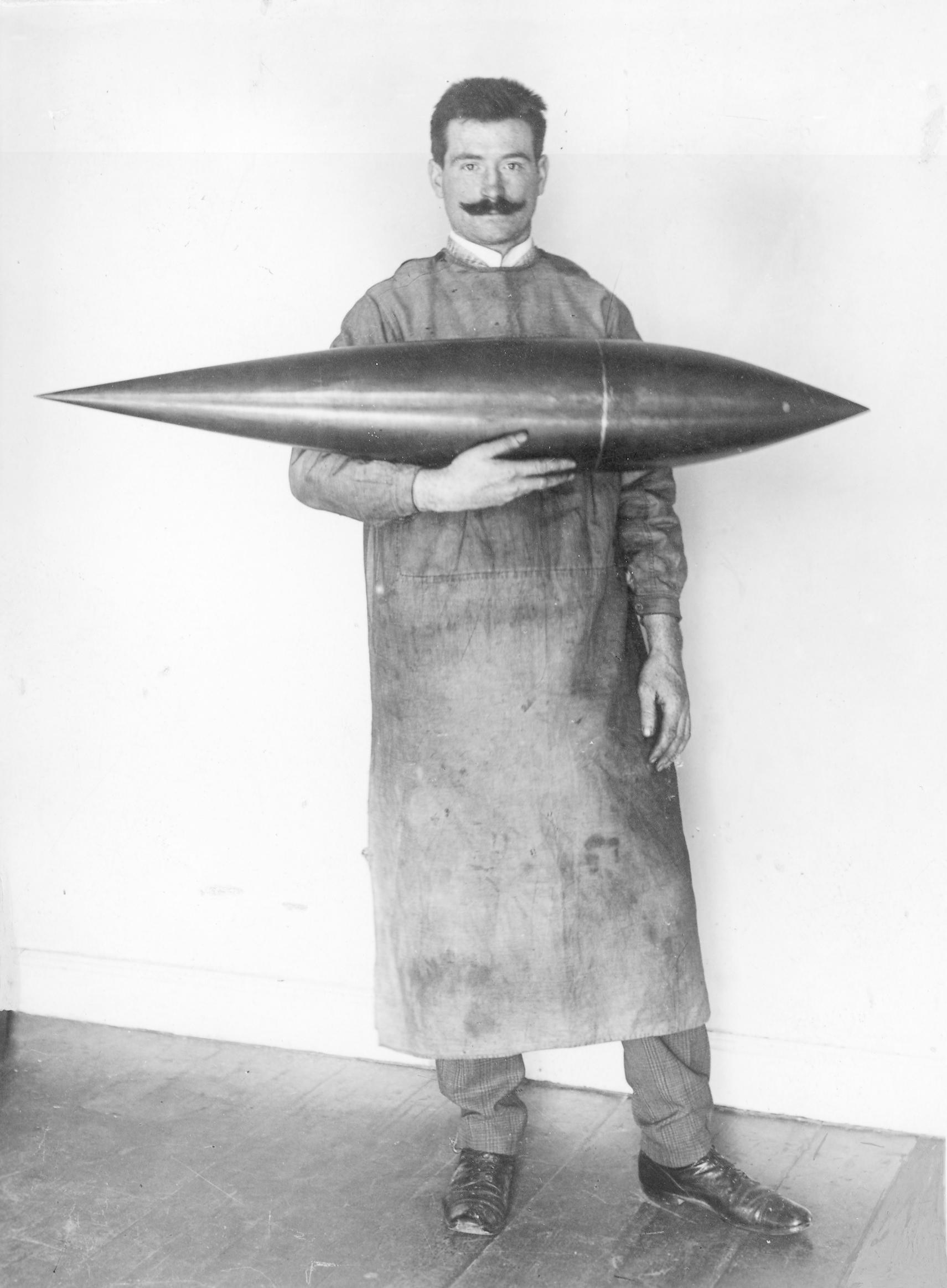 Modell eines Luftschiffkörpers mit seinem Verfertiger Otto Kreutz