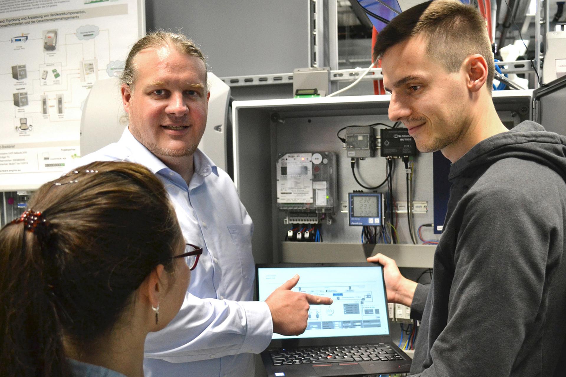 Jan-Simon Telle (rechts) und Team