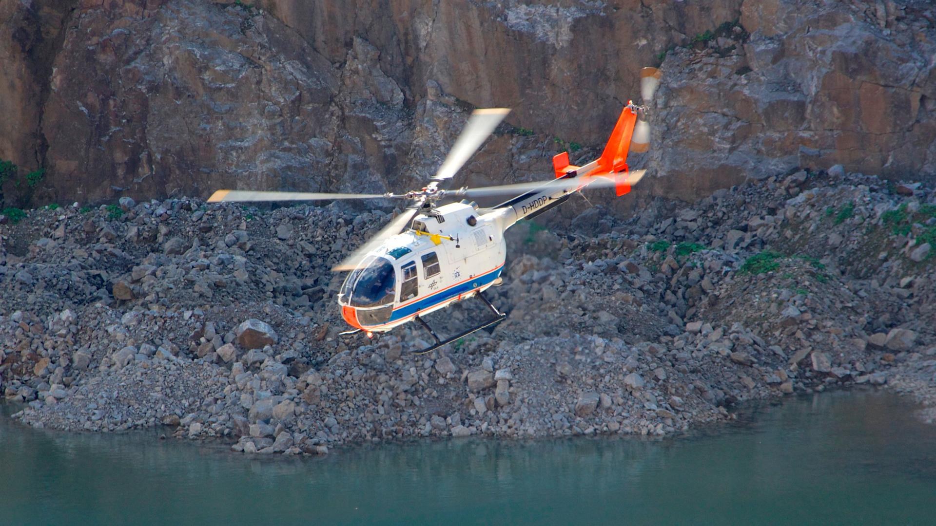 BO 105 im Flug im Steinbruch