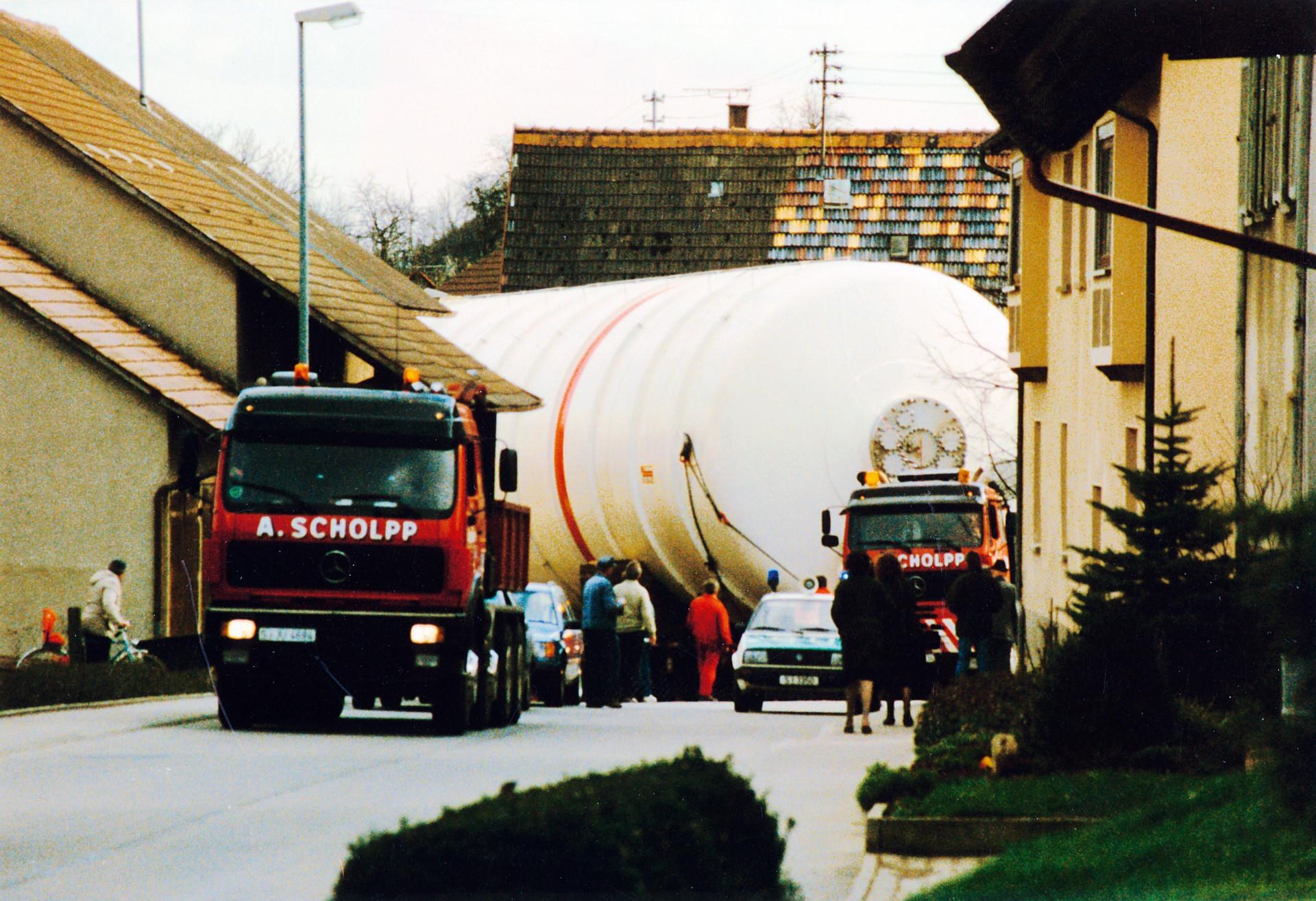 Wasserstofftank rollt durch Lampoldshausen