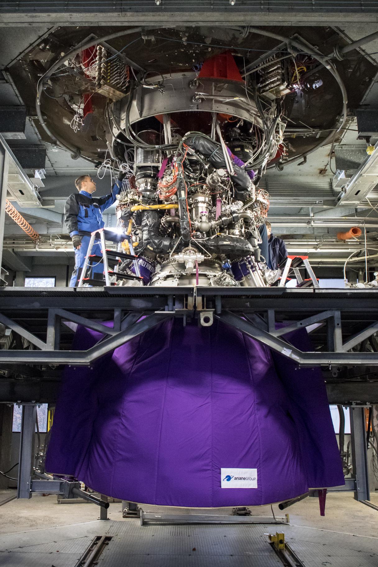 Einbau des Hauptstufentriebwerks Vulcain 2.1 am Prüfstand P5