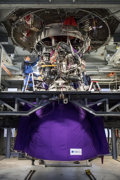 Einbau des Hauptstufentriebwerks Vulcain 2.1 am Prüfstand P5