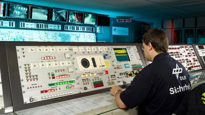 Blick in einen Kontrollraum der Großprüfstände