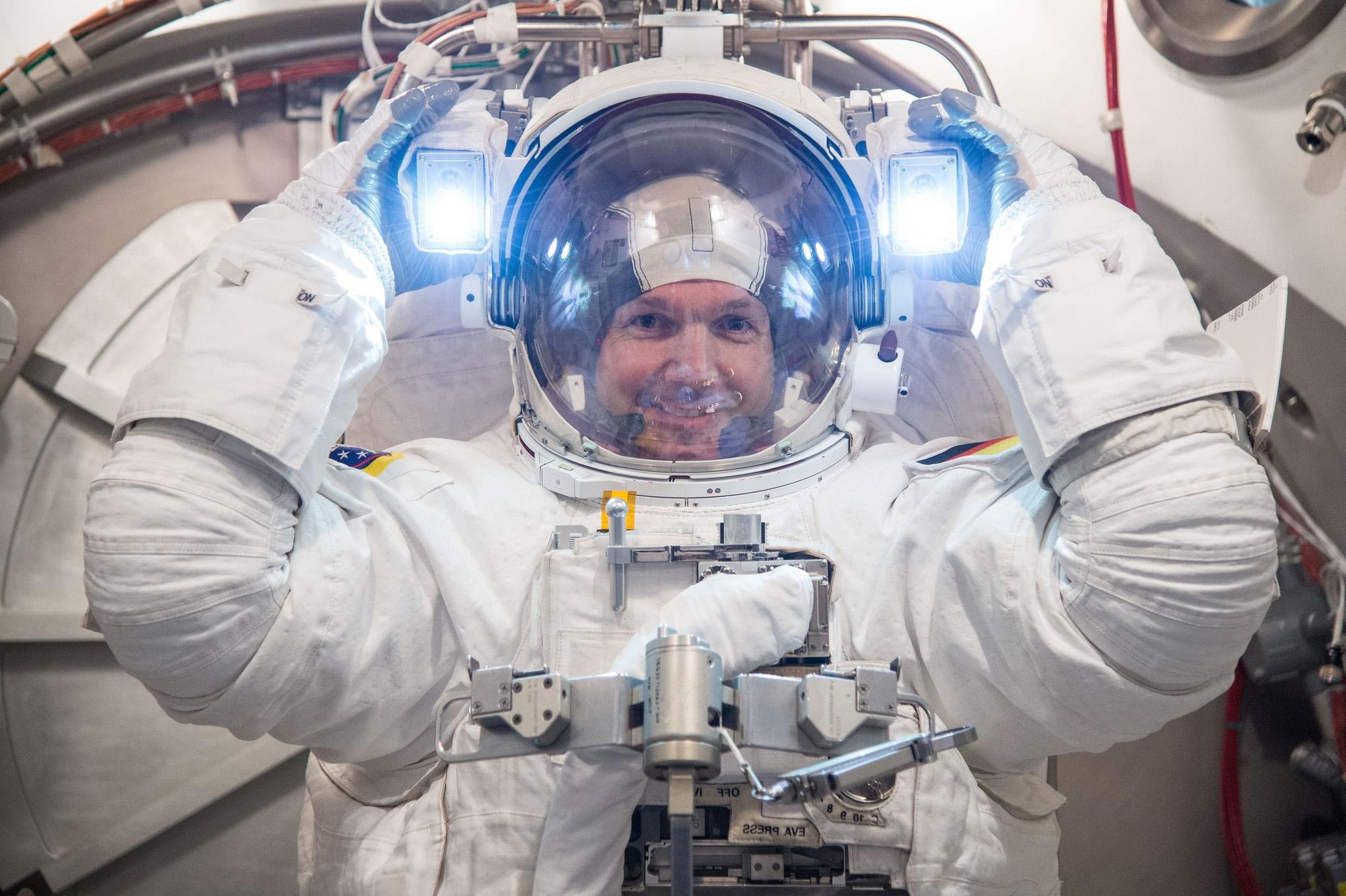 Der deutsche ESA-Astronaut Alexander Gerst im Raumanzug