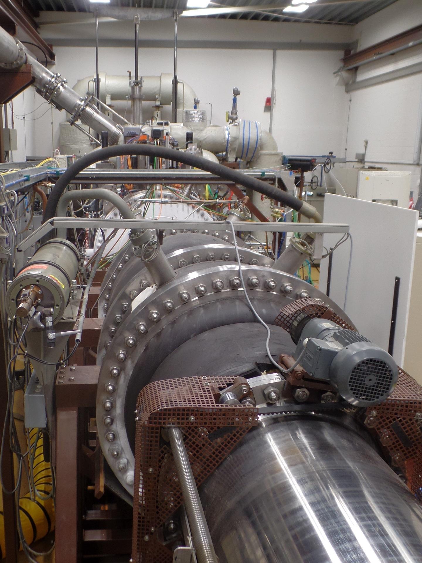 Halle mit verschiedenen Anlagenteilen des KRG