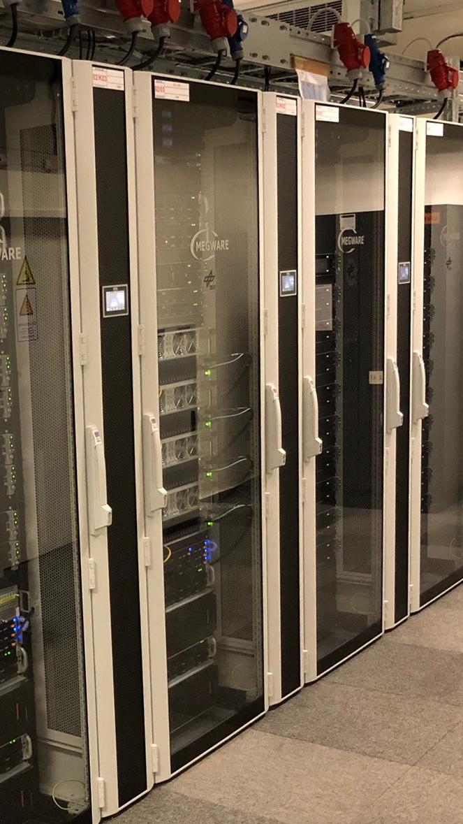 Verglaste Serverschränke des HPDA (Frontansicht)