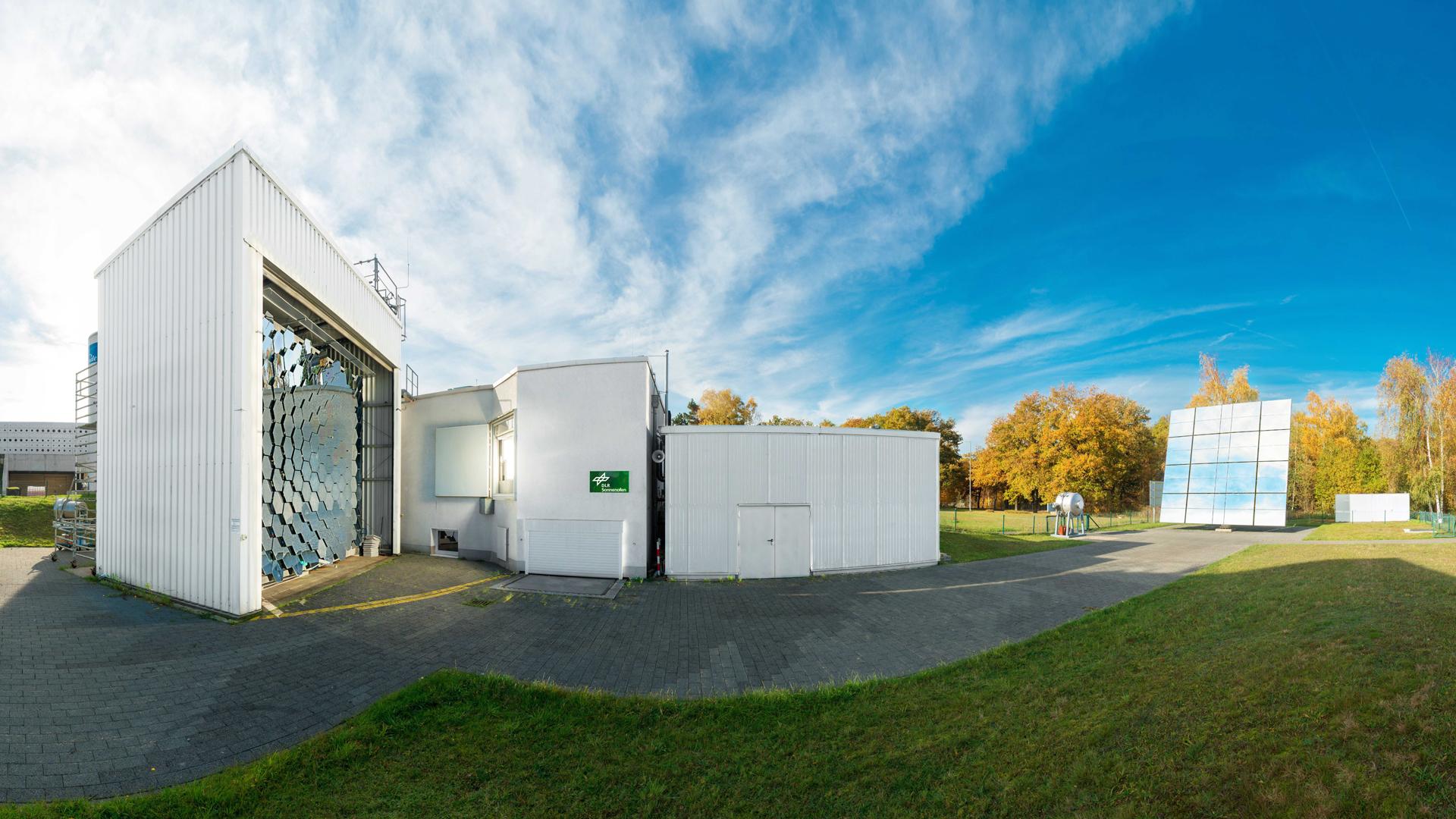 Der Sonnenofen besteht aus den drei Anlagenteilen Heliostatspiegel, Konzentrator und Experimentraum.