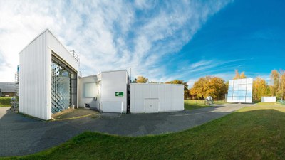 Der Sonnenofen besteht aus den drei Anlagenteilen Heliostatspiegel, Konzentrator und Experimentraum.