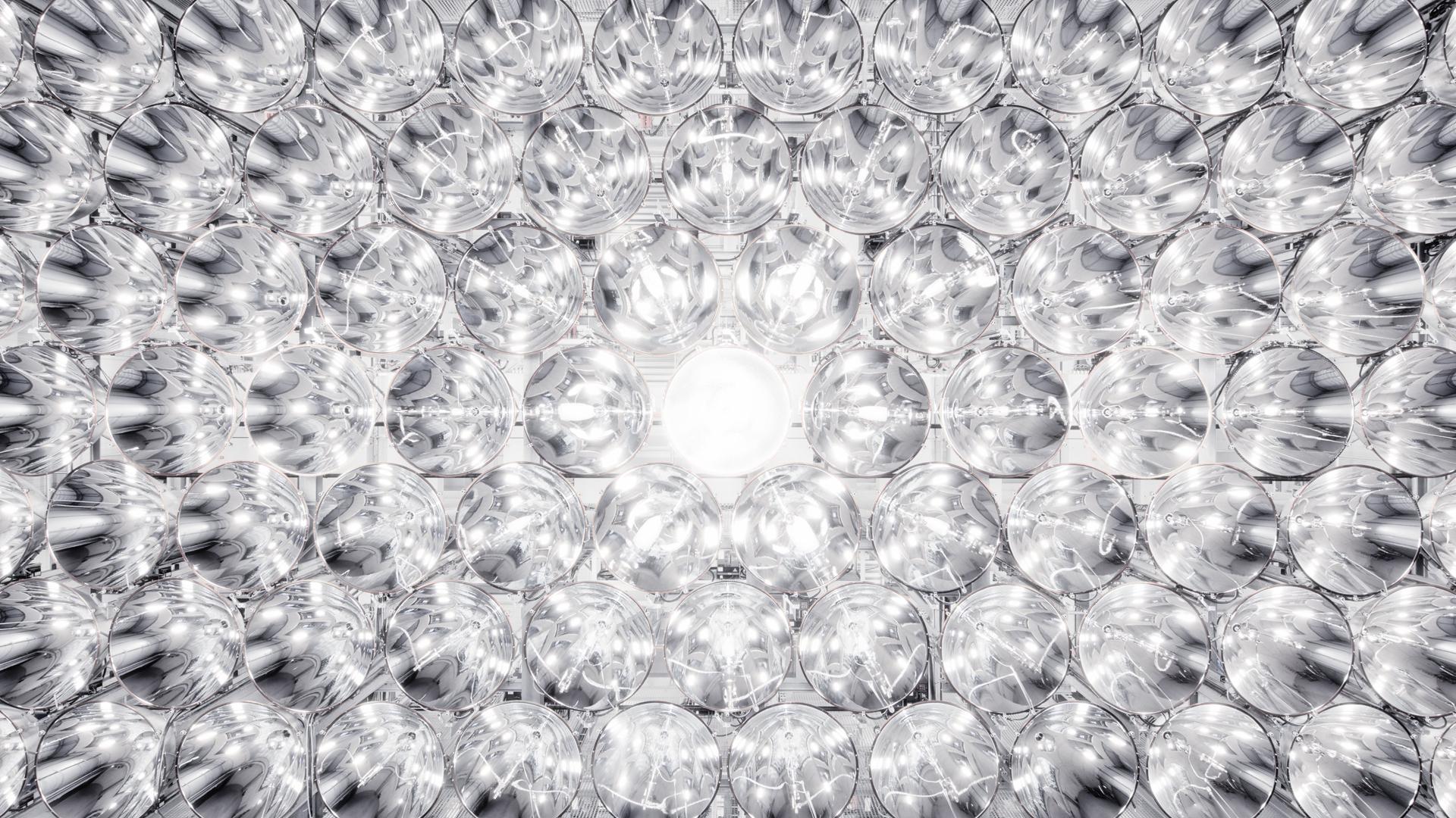 Die Anlage kann eine bis zu 10.000-fache Konzentration des natürlichen Sonnenlichts erzeugen.