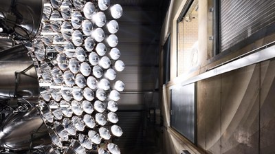 Lights out, spots on: Bis zu 121 Strahler können auf einen Brennpunkt ausgerichtet werden. Für dieses Bild nahm der Fotograf 121 Einzelbilder mit jeweils einem leuchtenden Strahler auf und montierte sie nachträglich zu einem Gesamtbild.
