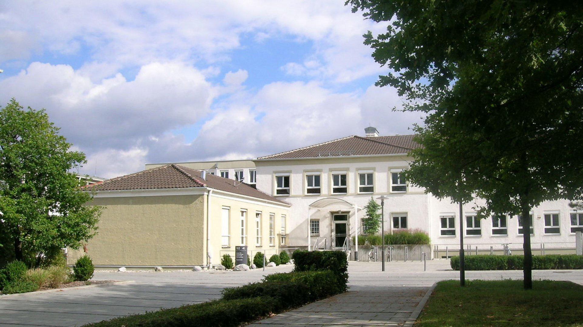 Weißes Hauptgebäude des Instituts für Hochfrequenztechnik und Radarsysteme am DLR-Standort Oberpfaffenhofen.