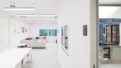 Metabolische Küche (rechts) und der Essbereich