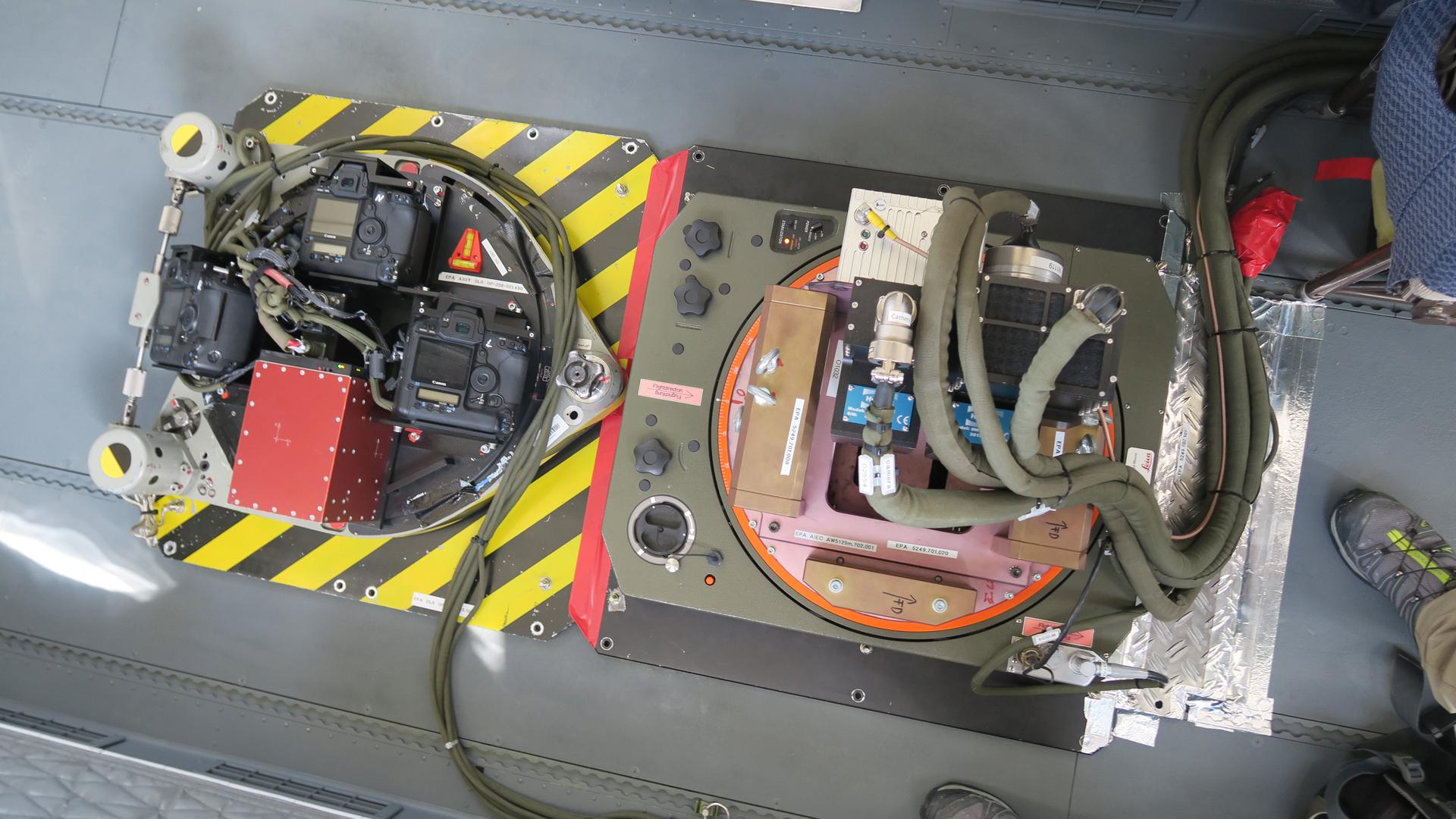 HySpex Sensorsystem (rechts) und 3K Kamerasystem (links). Draufsicht auf Einbau in DO 228-212