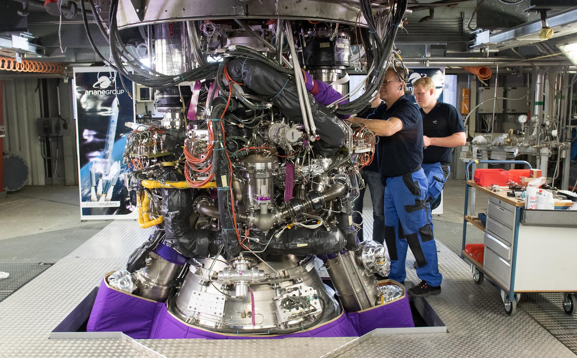 Einbau des Vulcain 2.1 Triebwerks am Prüfstand P5
