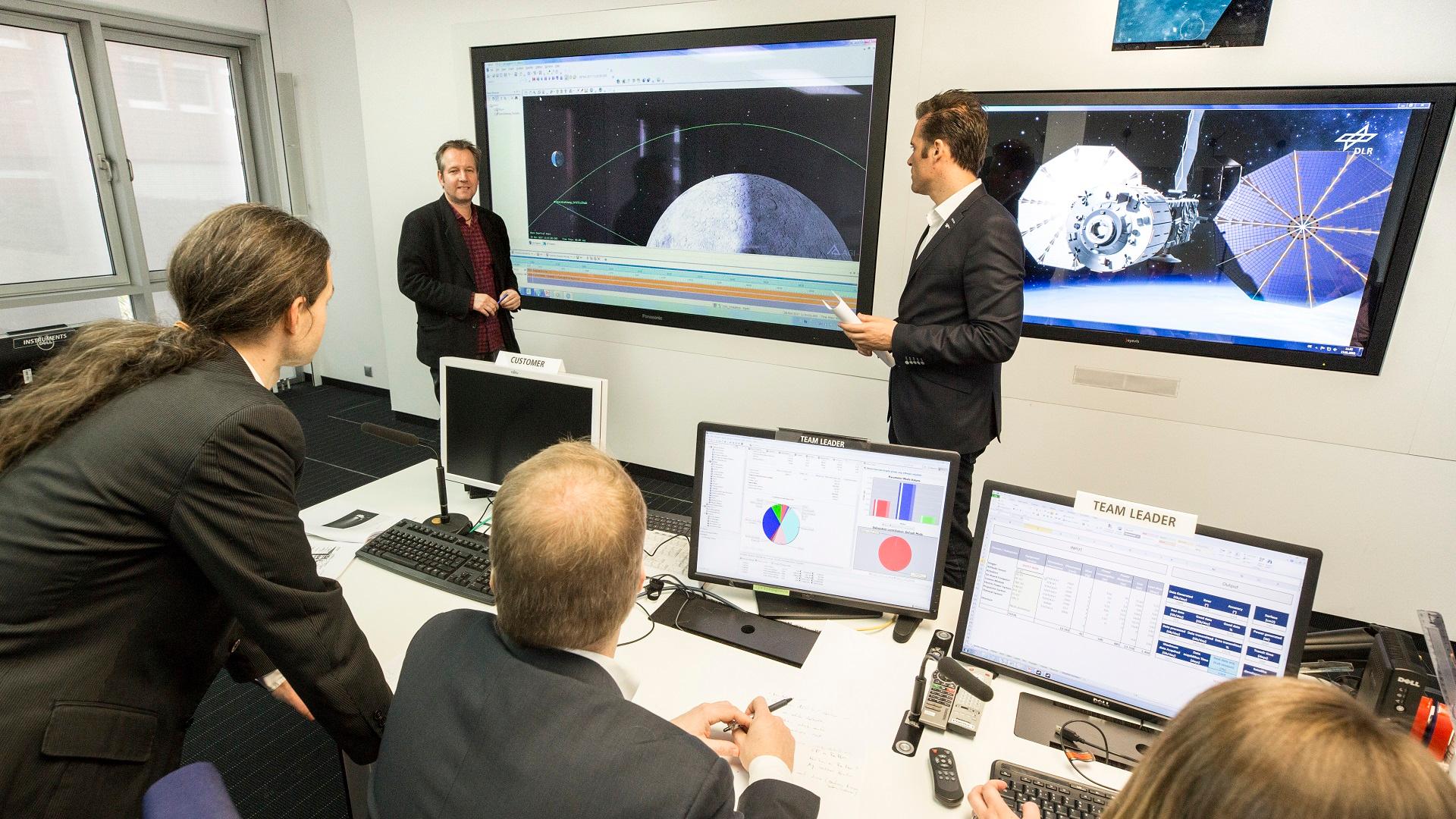 Diskussionen an der CEF Medienwand während einer CE Studie