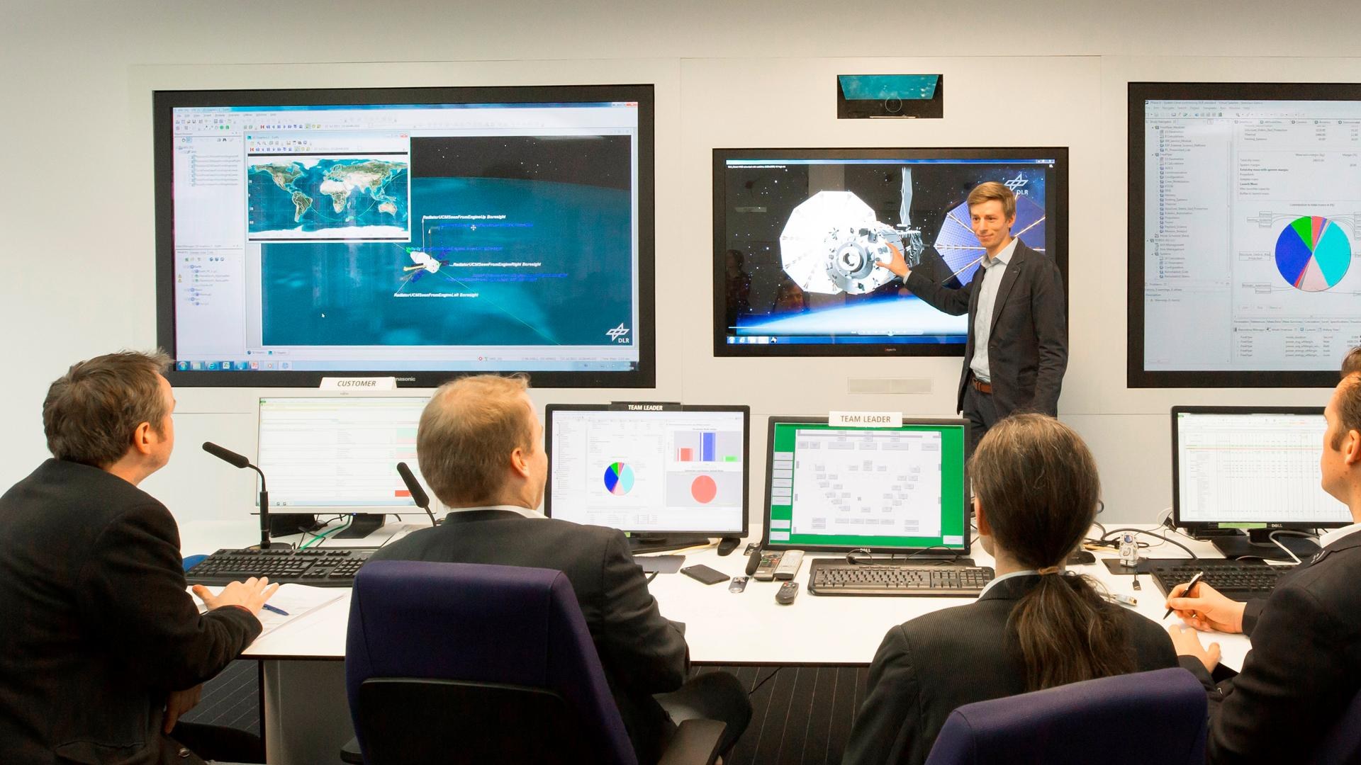 Diskussionen an der CEF Medienwand während einer CE Studie