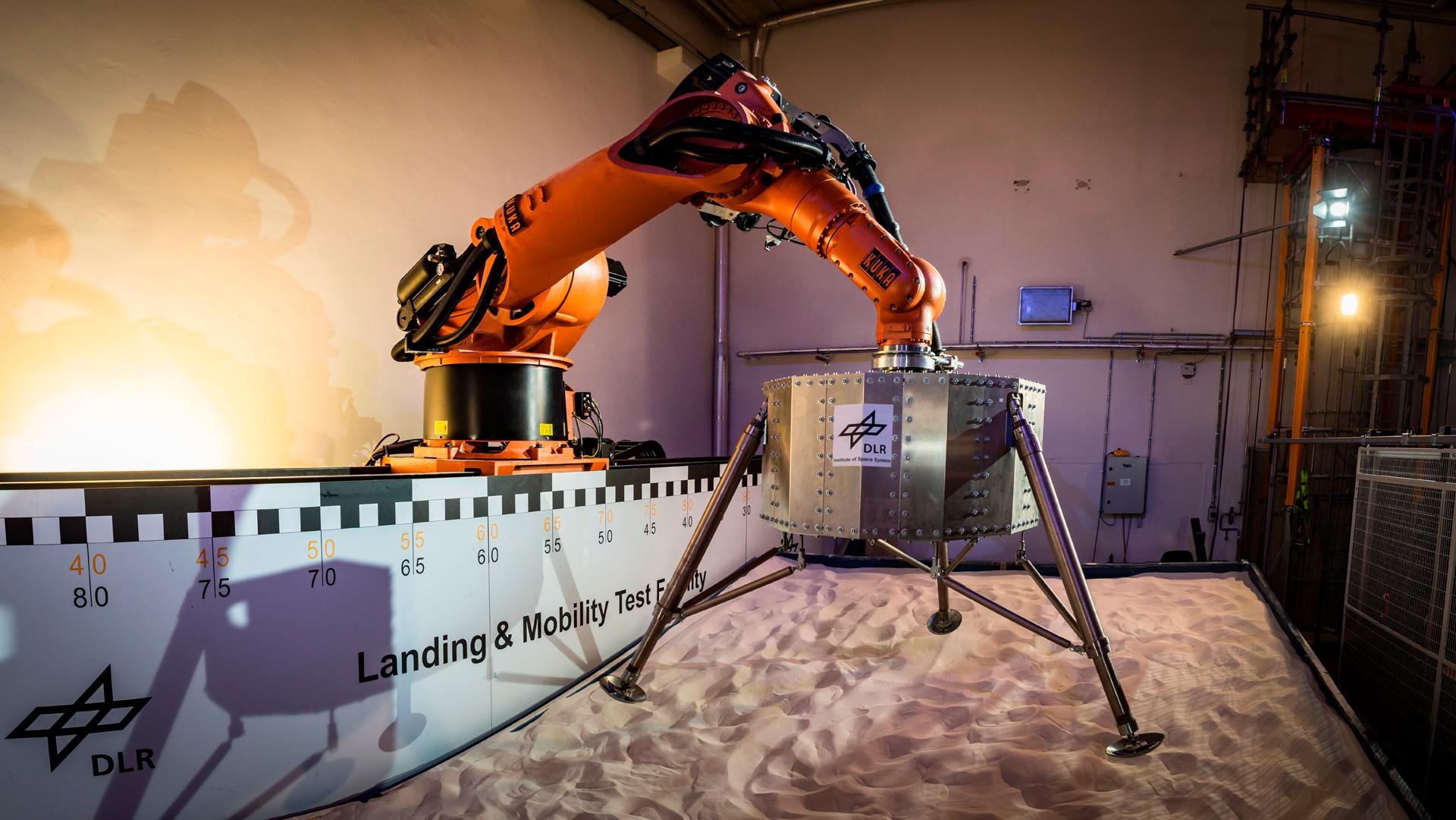 Lander Engineering Model (LEM) am Roboter (KR500) bereit für einen Abwurf Test