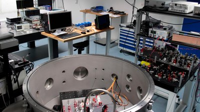 Testeinrichtung zur hochgenauen thermischen Charakterisierung ultra-stabiler Materialien