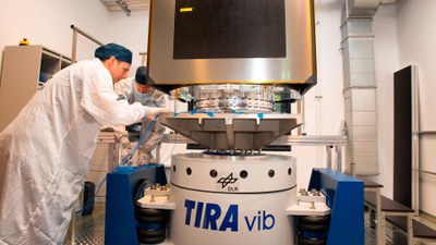 Messsensorapplikation am 89kN Shaker mit Strukturqualifikationsmodell des Satelliten Eu:CROPIS