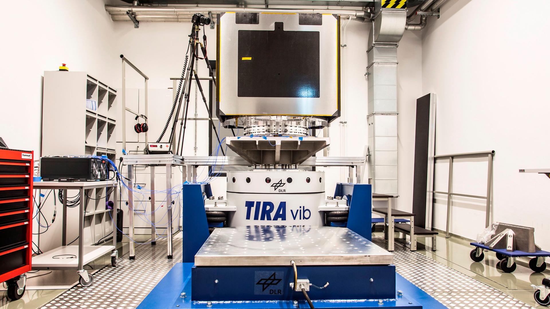 89kN Shaker mit Strukturqualifikationsmodell des Satelliten Eu:CROPIS und Messsystem