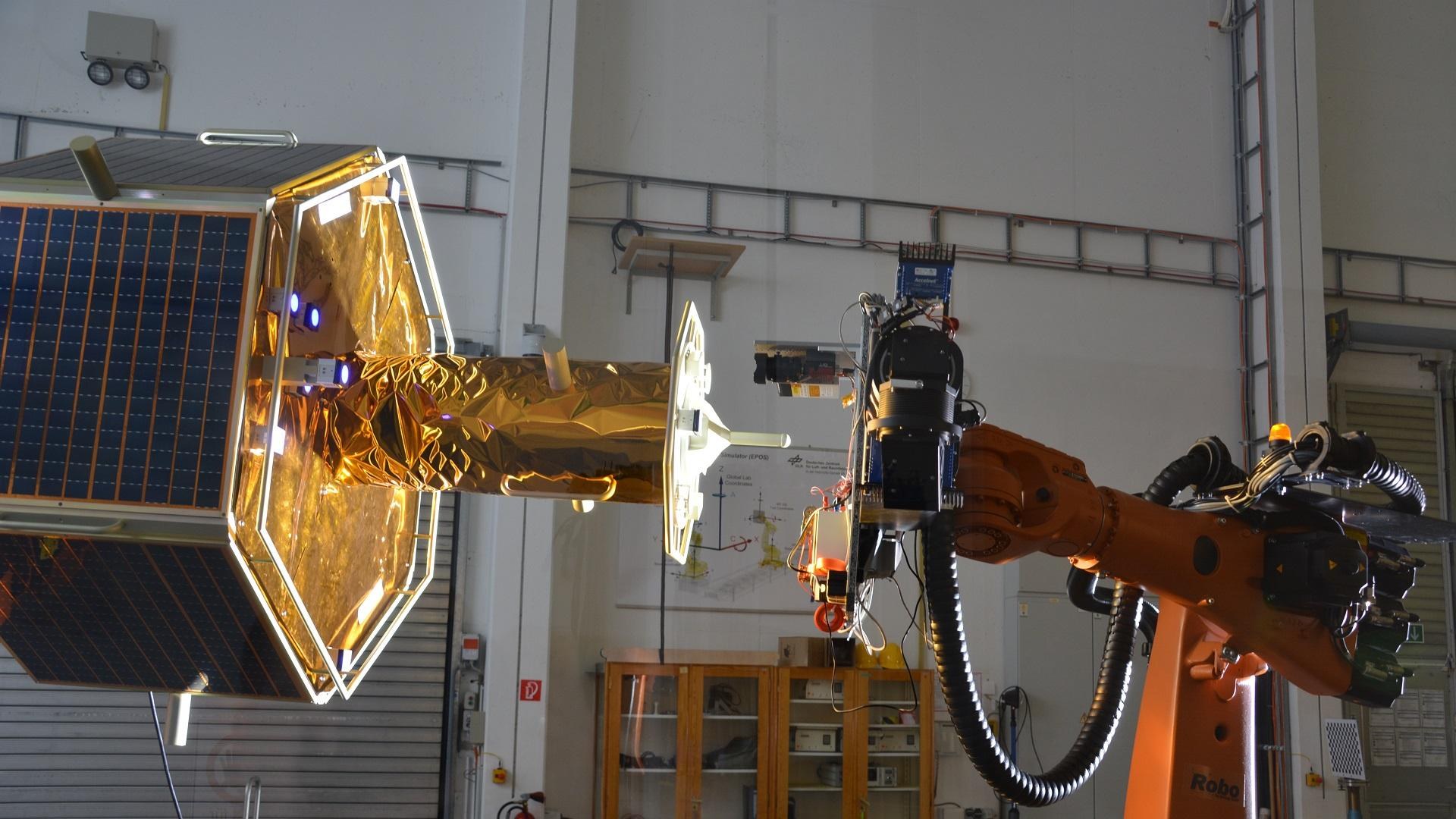Sonnensimulator und beleuchteter, simulierter Zielsatellit