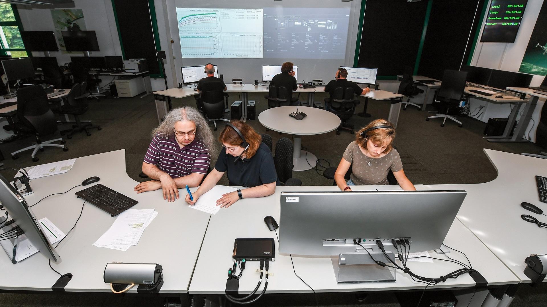 Betrieb der Asteroidenmission MASCOT im kleinen Kontrollraum