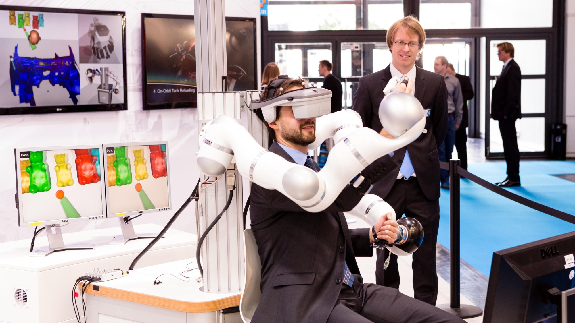 Ein Mitarbeiter im zweiarmigen haptischen Interaktionsgerät HUG