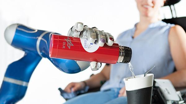 EDAN füllt vom Rollstuhl aus gesteuert einen Trinkbecher