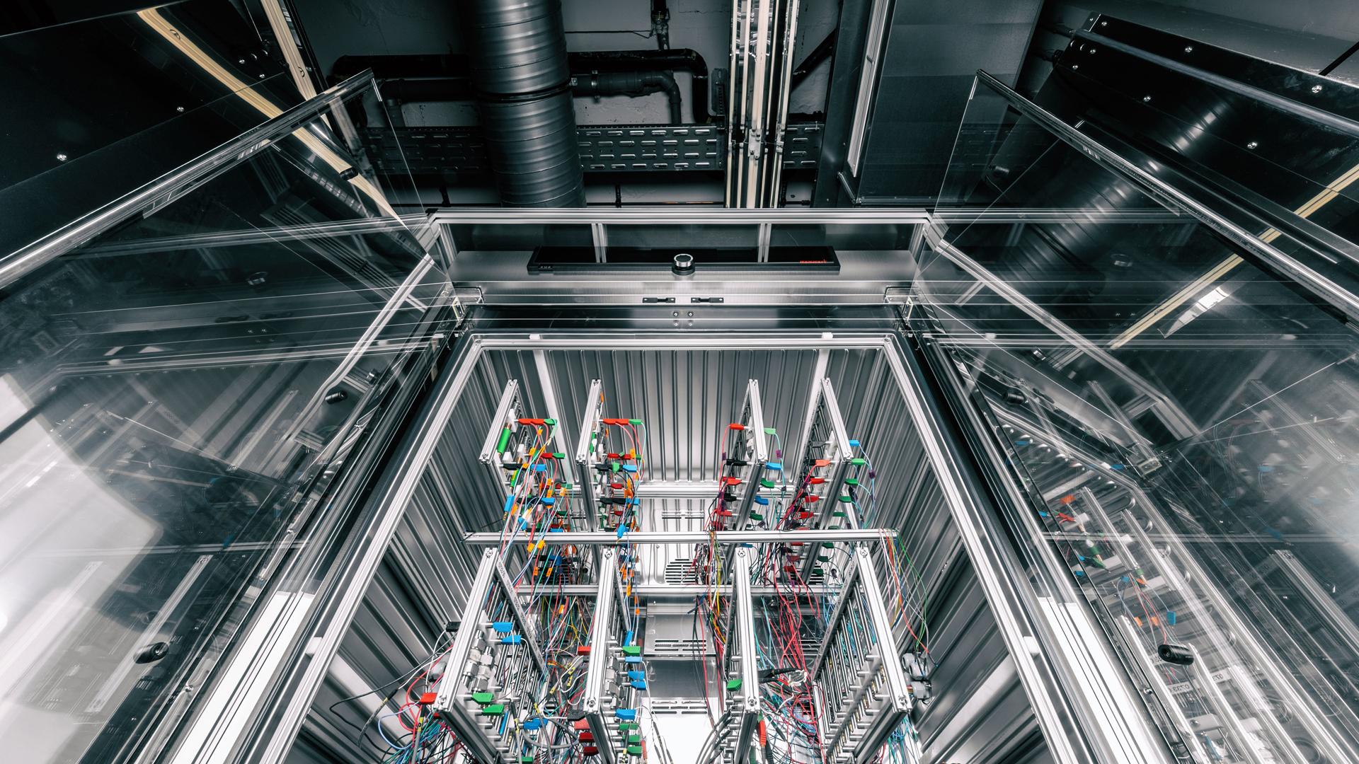 Innenansicht der Klimakammer mit integriertem Batterietesthalter