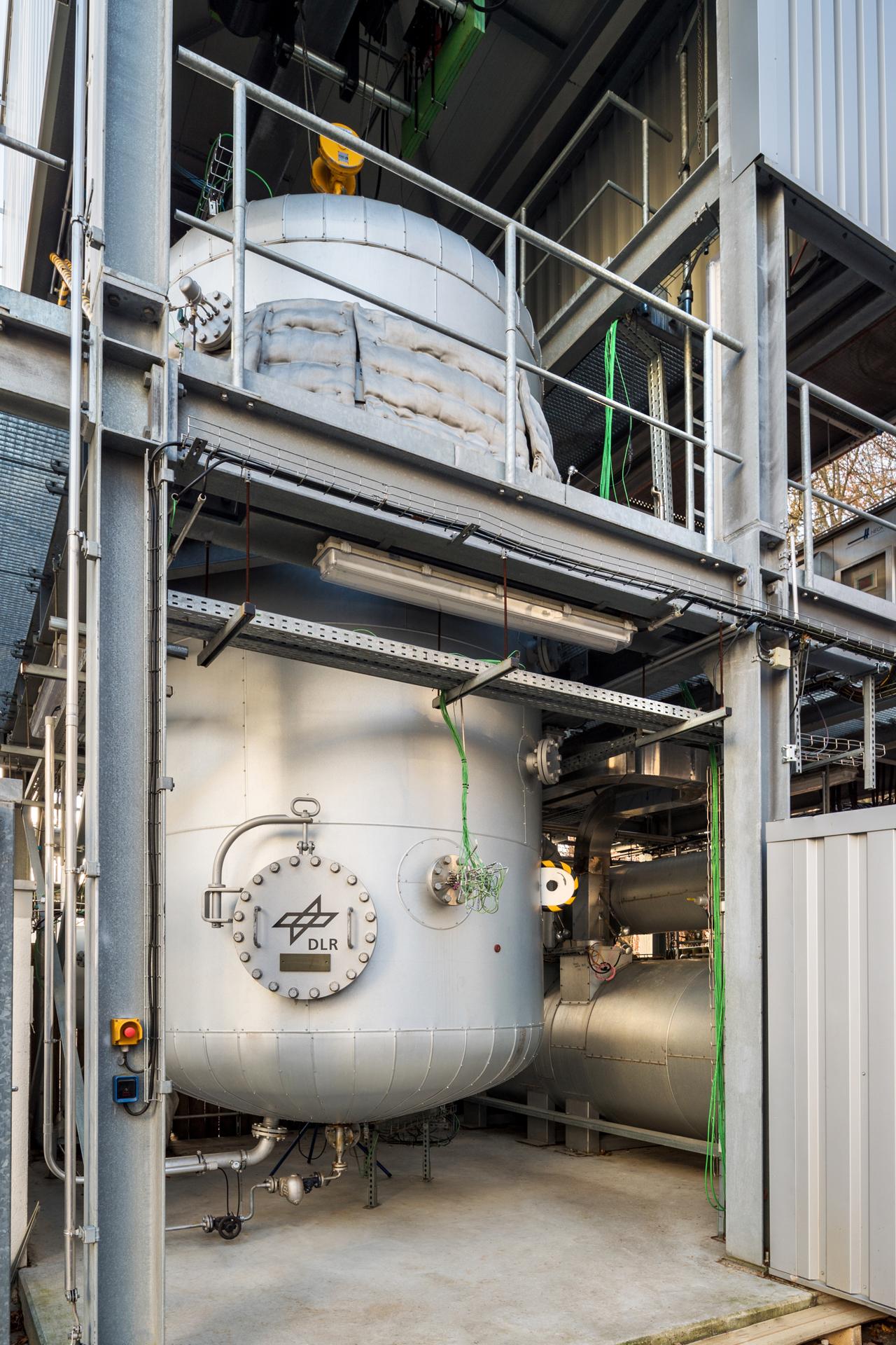 Der etwa 5 m hohe Feststoffspeicherbehälter der Testanlage HOTREG