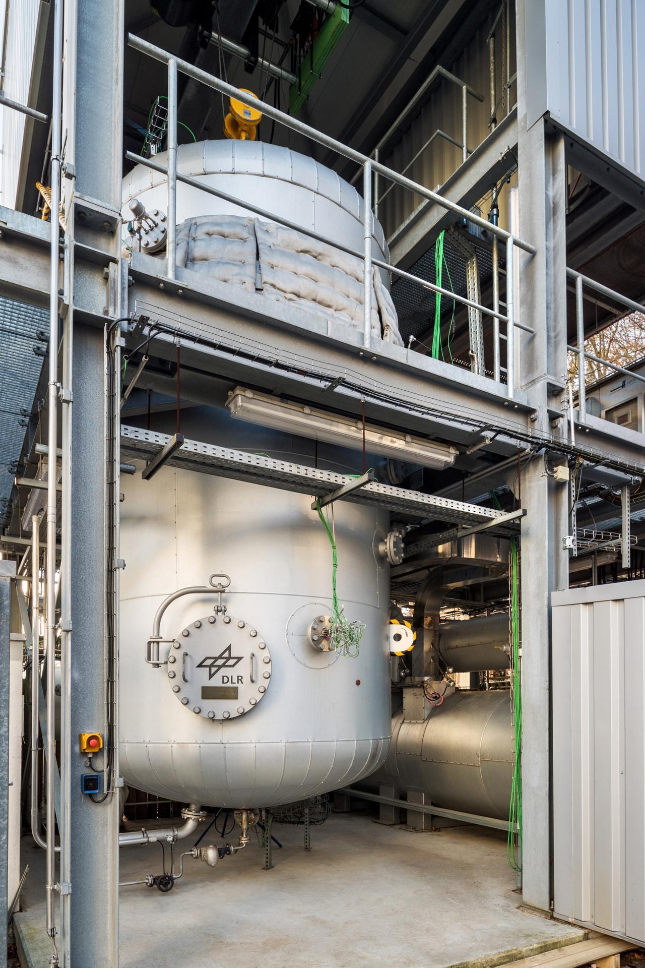 Der etwa 5 m hohe Feststoffspeicherbehälter der Testanlage HOTREG