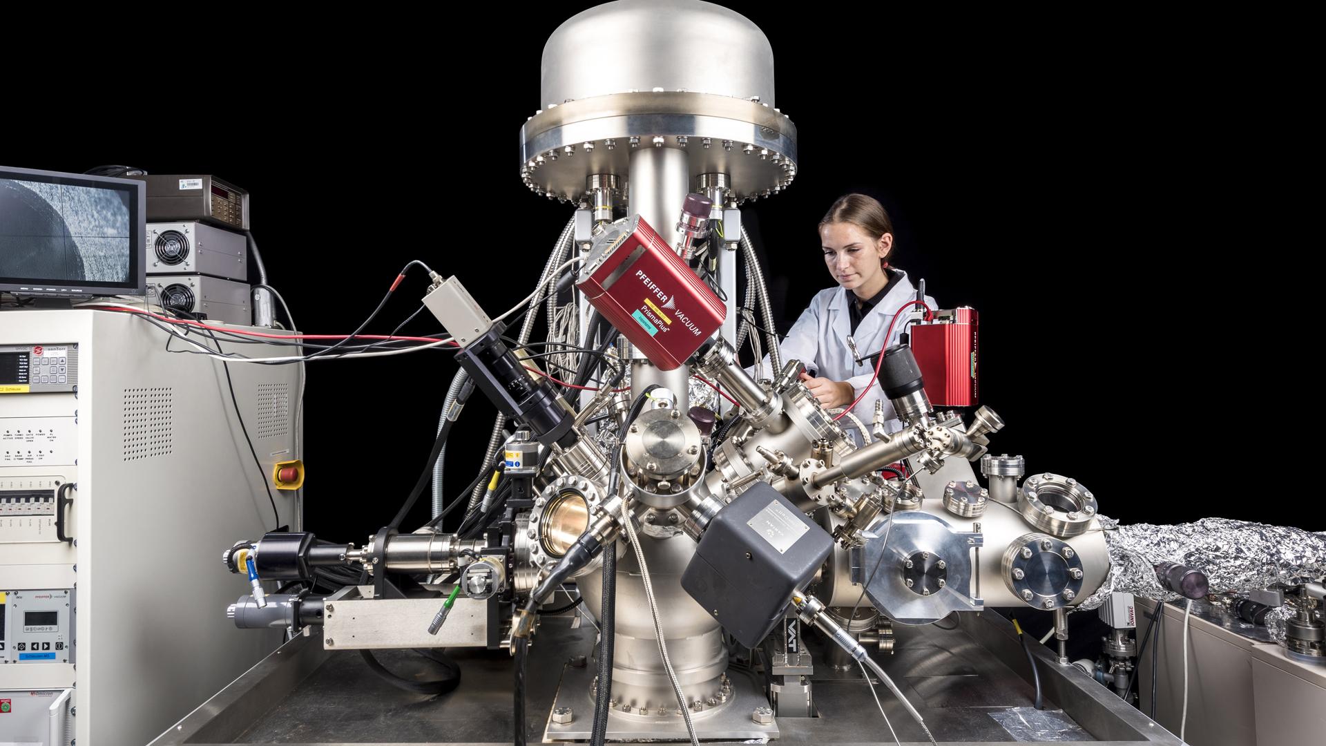 Oberflächenanalyse zur  chemischen Material-Analytik: Untersucht werden chemische und elektrochemische Katalysatoren oder vergütete Verbundstoffe.