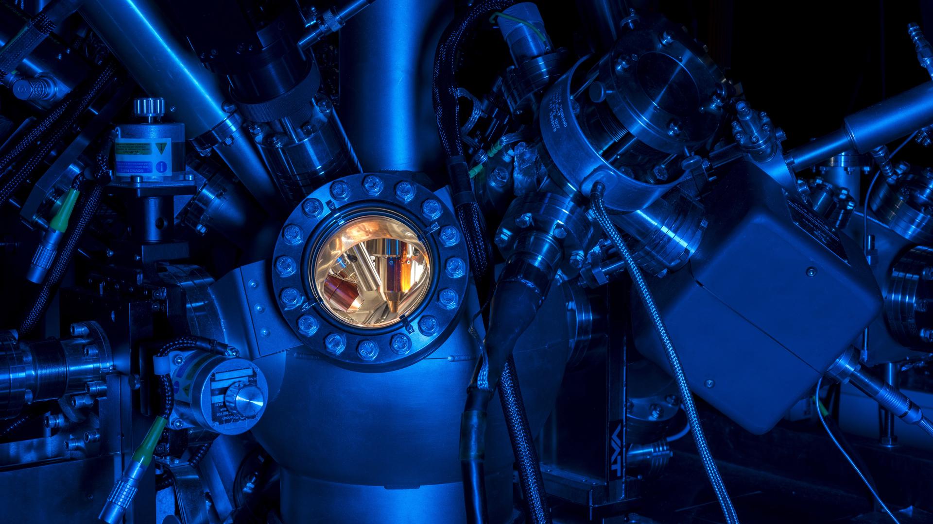 Die Elementaranalyse und die chemische Analytik für Grenzflächen findet bis in den Nanometer-Bereich statt.