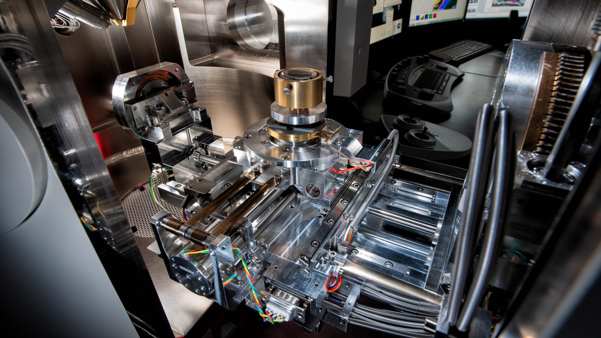 Die große Probenkammer mit dem compuzentrischen und voll motorisierten 6-achsigen Probentisch.