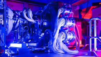 Ansicht auf kilometerlange Kabel des Prüfstandes NG-Turb