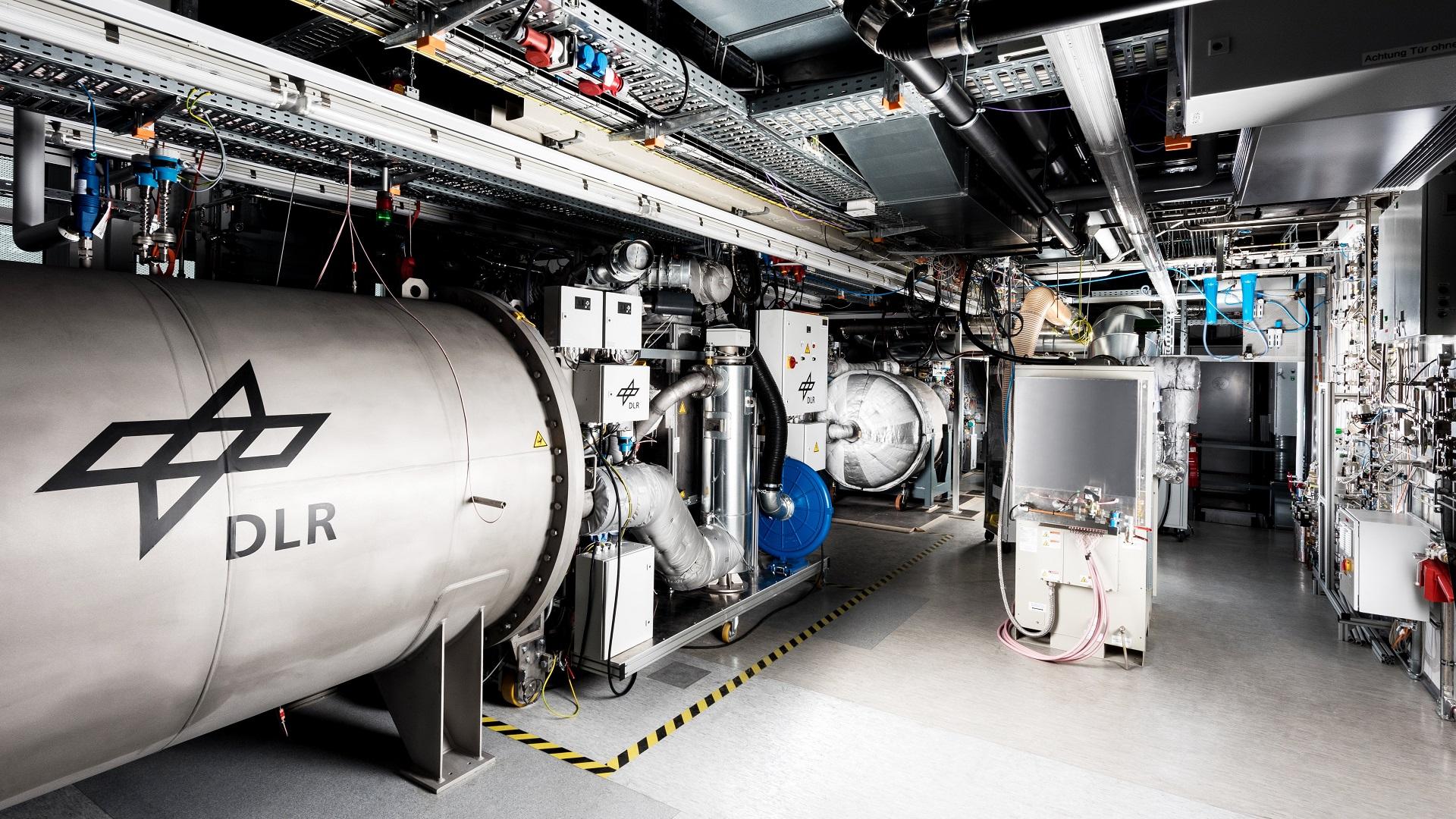 Im Forschungskraftwerk werden innovative, brennstoffflexible, schadstoffarme und hocheffiziente dezentralen Kraftwerkskonzepte getestet.