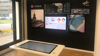 Am DLR-Standort Berlin-Adlershof betreibt das Institut für Verkehrsforschung das DLR MovingLab als frei einsetzbares Instrument zur Messung von Mobilitätsdaten. Die Visualisierung der Daten und Ergebnisse erfolgt über den interaktiven Datentisch.