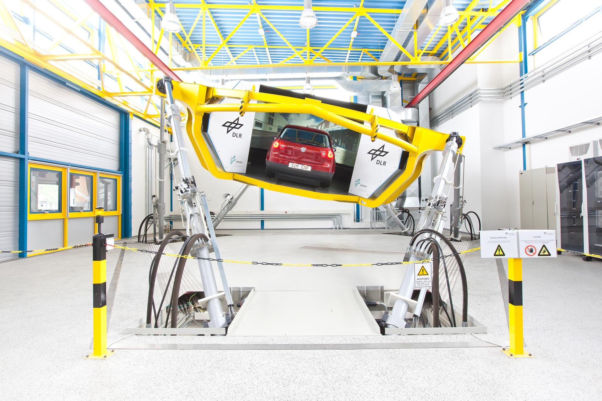 Abbildung dynamischer Fahrsimulator im Institut für Verkehrssystemtechnik