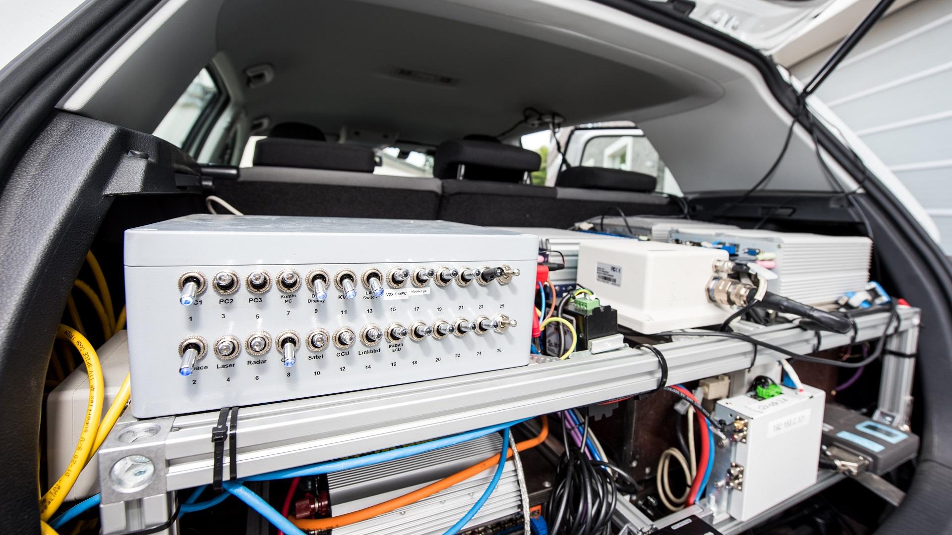 Je nach Fragestellung können die Fahrzeuge sowohl im öffentlichen Straßenverkehr als auch auf nicht öffentlichen Teststrecken eingesetzt werden.