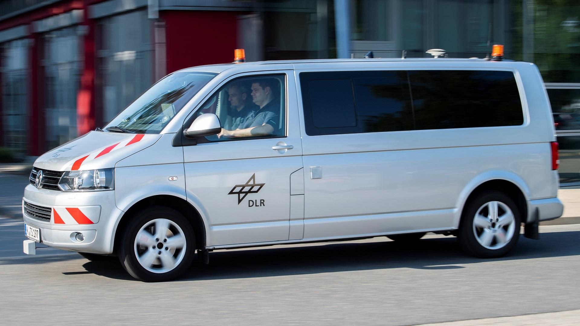 Referenzfahrzeug VW T5 zur Entwicklung und Erforschung von Fahrzeug-Fahrzeug (Car2Car) bzw. Fahrzeug-Infrastruktur Kommunikation (Car2X)